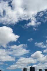 夏の空と雲、小さくビルあり（縦）