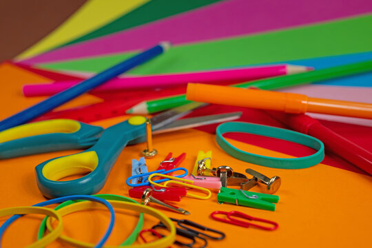 Verschiedene Bastelmaterialien und Buntpapier