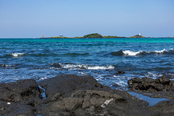 Fototapeta na wymiar 섬이 보이는 푸른 제주 바다 풍경