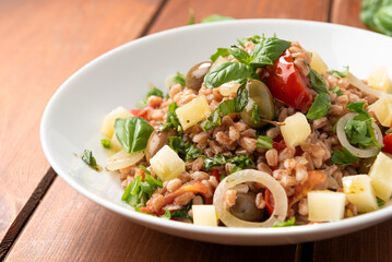 Insalata di farro perlato con verdure e formaggio