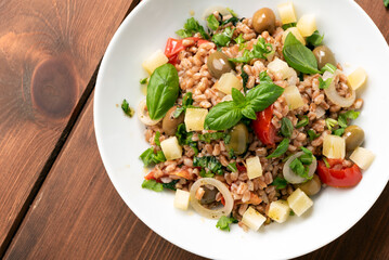 Insalata di farro perlato con verdure e formaggio