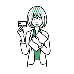 立って書類とカードを手に持つジャケットの女性