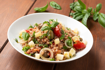 Insalata di farro perlato con verdure e formaggio