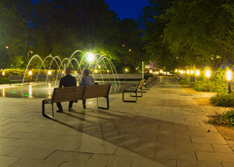 Wieczorny relaks przy fontannach. - obrazy, fototapety, plakaty