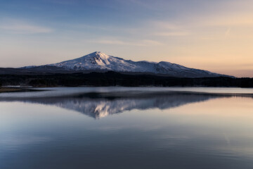 大谷地池から望む鳥海山