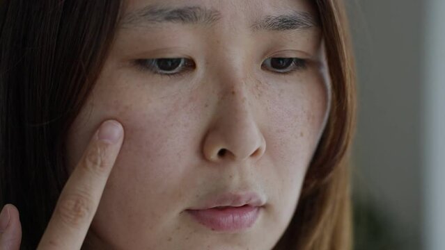 シミに悩むミドル女性（美容・肌・シミ・肝斑・すっぴん）