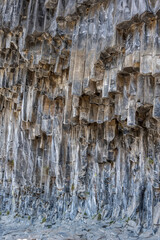Obraz premium flint stones of regular geometric shape resembling fragments of a petrified giant tree in a valley in Armenia