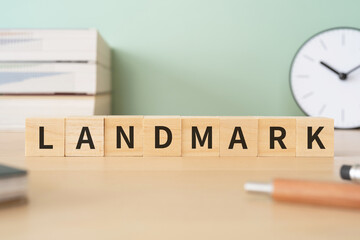 Fototapeta premium ランドマーク・目印のイメージ｜「LANDMARK」と書かれたブロックが置かれたデスク 