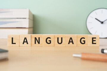 言語のイメージ｜「LANGUAGE」と書かれたブロックが置かれたデスク
