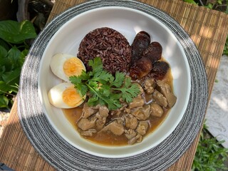 Stir chicken, fried sausage and boiled egg with brown rice