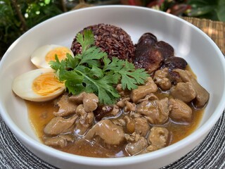 Stir chicken, fried sausage and boiled egg with brown rice