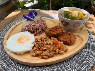 Stir pork with fried egg white and brown rice