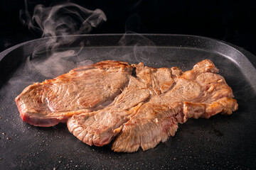 鉄板で牛肉を焼く
