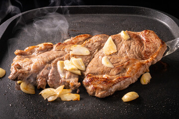 鉄板で牛肉を焼く