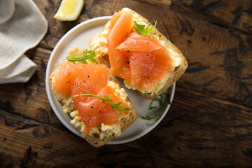 Scrambled eggs on toast with smoked salmon