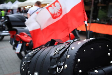 Leather motorcycle bags with the Polish flag attached.
Skórzane torby motocyklowe z doczepioną flagą Polski.