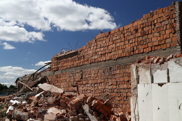 Demolition of an old red brick building. Rozbiórka starego budynku z czerwonej cegły. © jarizPJ