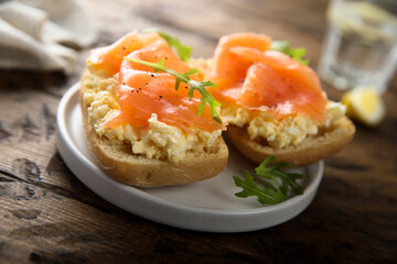 Scrambled eggs on toast with smoked salmon