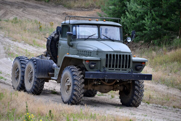 Militärfahrzeug LKW Ural 375D im Gelände