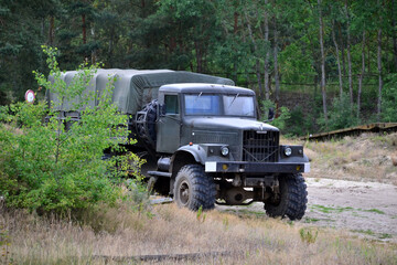 Militärfahrzeug LKW Ural 375D im Gelände