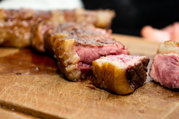 cutting picanha steak, rare grade doneness
