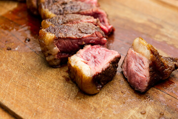cutting picanha steak, rare grade doneness