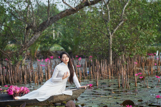 Ho Chi Minh City, Vietnam: beautiful Vietnamese girl in white ao dai