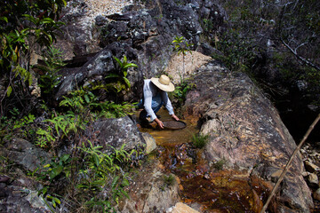 man working mine diamonds