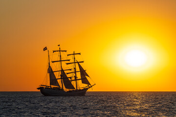 Segelschiff im Sonnenuntergang auf der Hanse Sail in Rostock - 523353330
