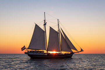 Obraz na płótnie Canvas Segelschiff im Sonnenuntergang auf der Hanse Sail in Rostock