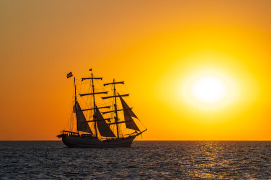 Segelschiff im Sonnenuntergang auf der Hanse Sail in Rostock