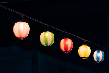 【夏】夜に光るカラフルな提灯　夏祭り  © Akio Mic