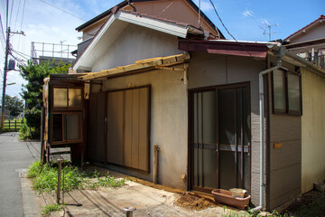 住宅地に建つ古い家（空き家）