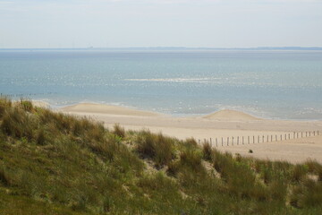 An der Nordsee am Strand mit einer Düne