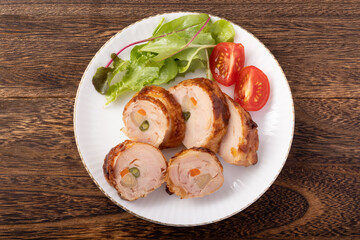 鶏肉の野菜巻き　(ごぼう・いんげん・にんじん)