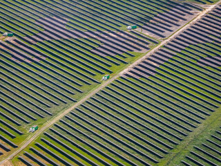 vue aérienne de panneaux solaires à Senonches en Eure-et-Loir en France