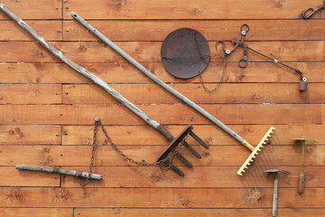 Fototapeta vecchi attrezzi da giardinaggio, old gardening tools obraz