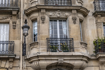 Traditional old French house: balconies and windows. Paris, France. - obrazy, fototapety, plakaty