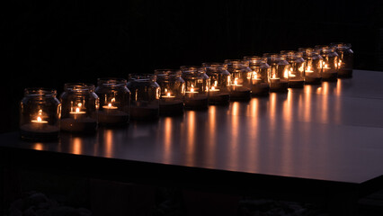 Fototapeta na wymiar 14 Kerzen und 13 Lichter