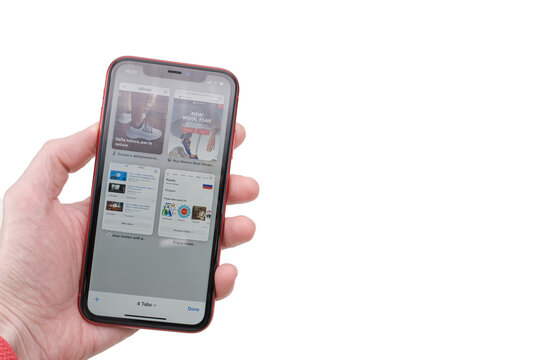 Apple iphone con icone di pagine web sullo schermo tenuto in una mano su sfondo trasparente
