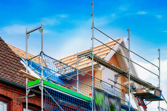 Construction work on the house. Extend living space with gable roof dormer. Building a dormer. Bauarbeiten am Haus. Wohnraum mit Satteldachgaube erweitern.