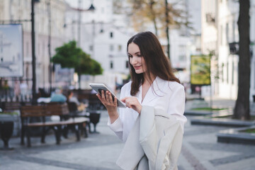 Fototapeta premium Portrait of caucasian businesswoman using tablet pc
