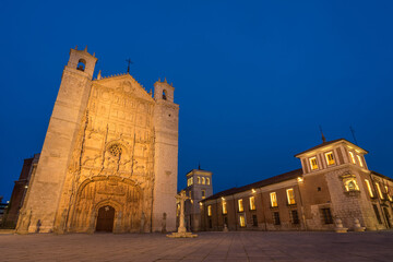 Fototapeta premium San Pablo Church in Valldolid at night. Spain.