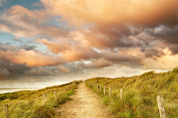 Ein wunderschöner Sandweg entlang des Ozeans. Dünenreservat Nordholland, Egmond aan Zee, Niederlande.