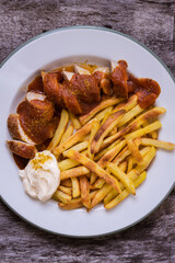Currywurst mit Pommes und
Mayonnaise