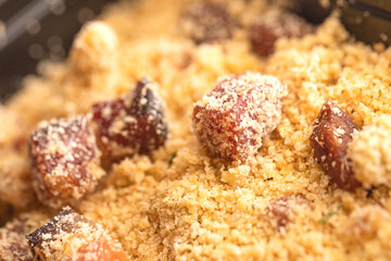Farofa brasileira com bacon e azeitona. Comida brasileira. Fotografia com visão de perto.
