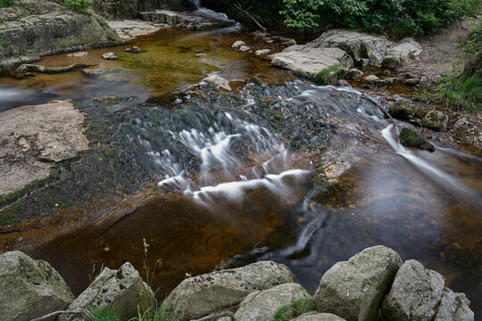 der romantische Fluss Ilse bei Ilsenburg am Fuße des Brocken im Nationalpark Harz in Deutschland