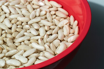 Alubias en remojo para hacer fabada asturiana.