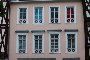 Fototapeta na wymiar Fassade eines Hauses mit Fenstern