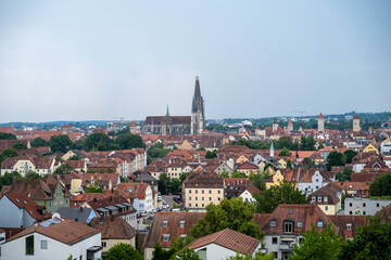 Fototapeta premium Panorama von Regensburg an einem bewölkten Tag